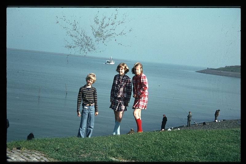 08.Afsluitdijk jun 1974 Brigitte,Marion,Peter.JPG